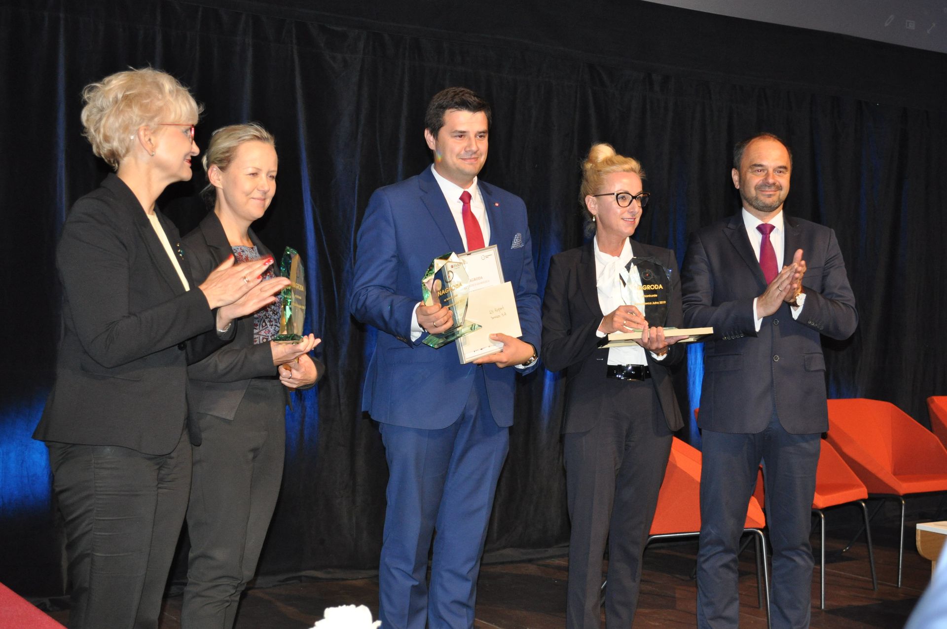 Laureaci konkursu Pracodawca Jutra prezentują statuetki