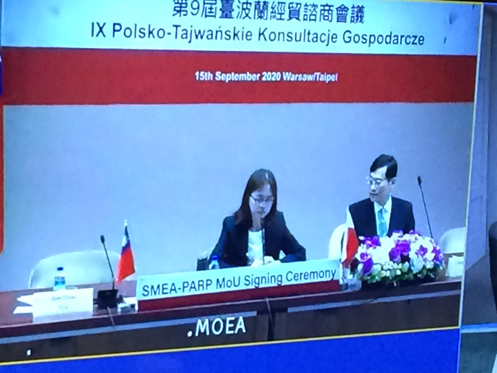 Na zdjęciu widać nagranie, na którym Pei-Ti Hu, zastępca Dyrektora Generalnego SMEA podpisuje porozumienie z PARP