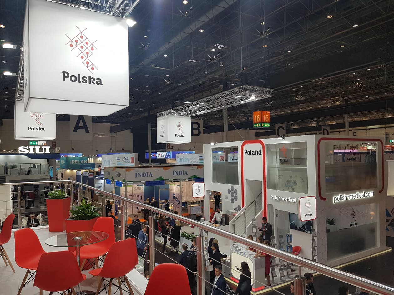 Na zdjęciu widać stoiska targowe oraz ludzi przemieszczających się pomiędzy nimi, w tle widać polskie stoisko 