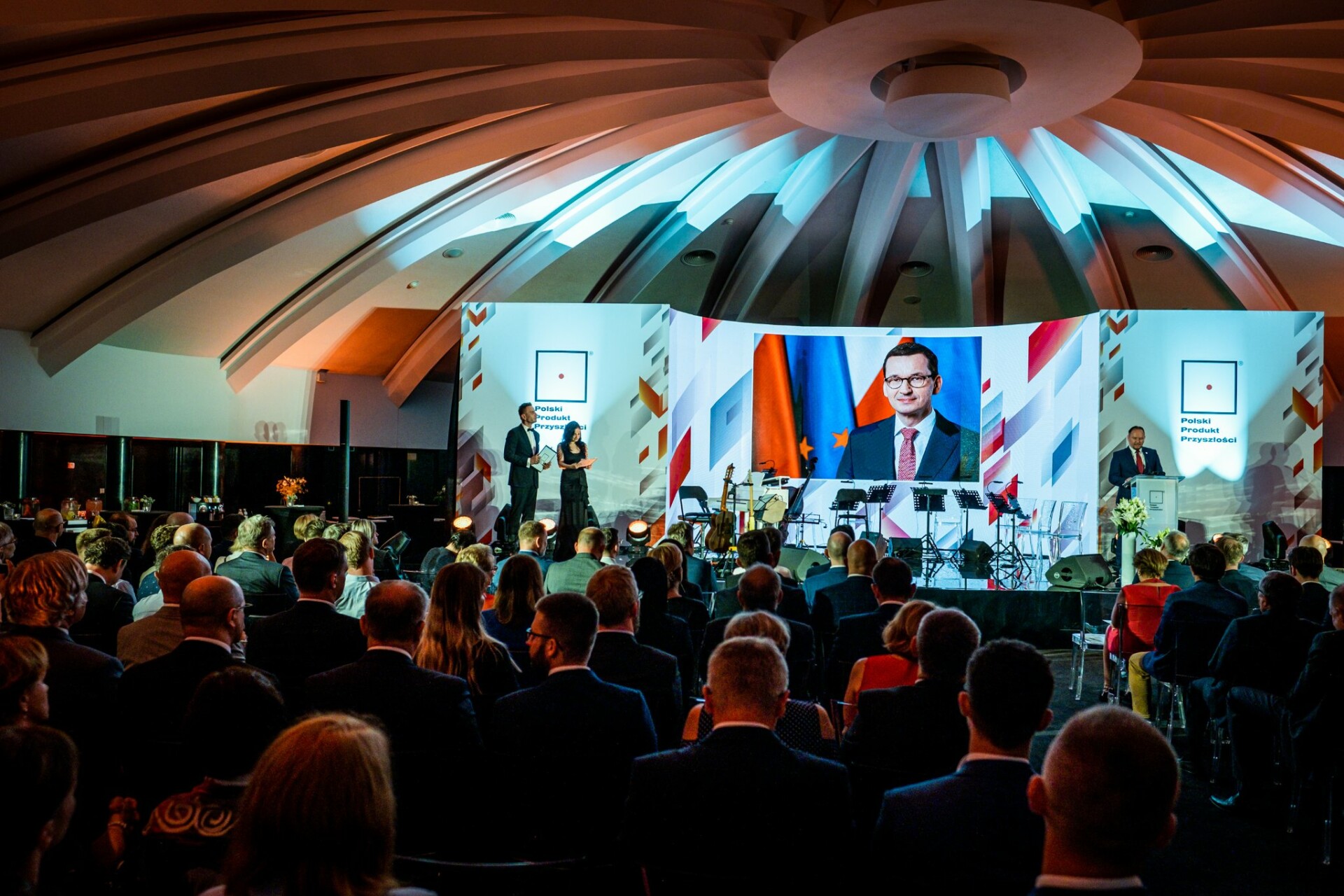 Scena z osobami, ludzie na widowni