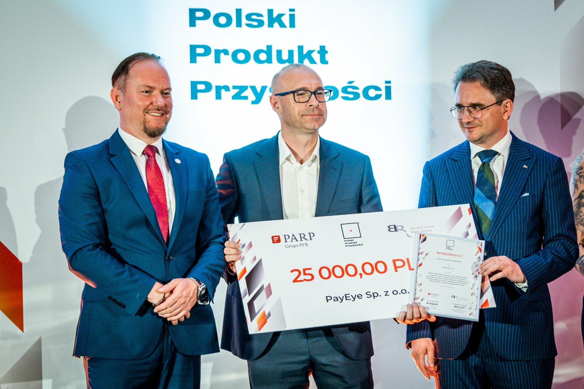 Scena z laureatami i przedstawicielami instytucji publicznych