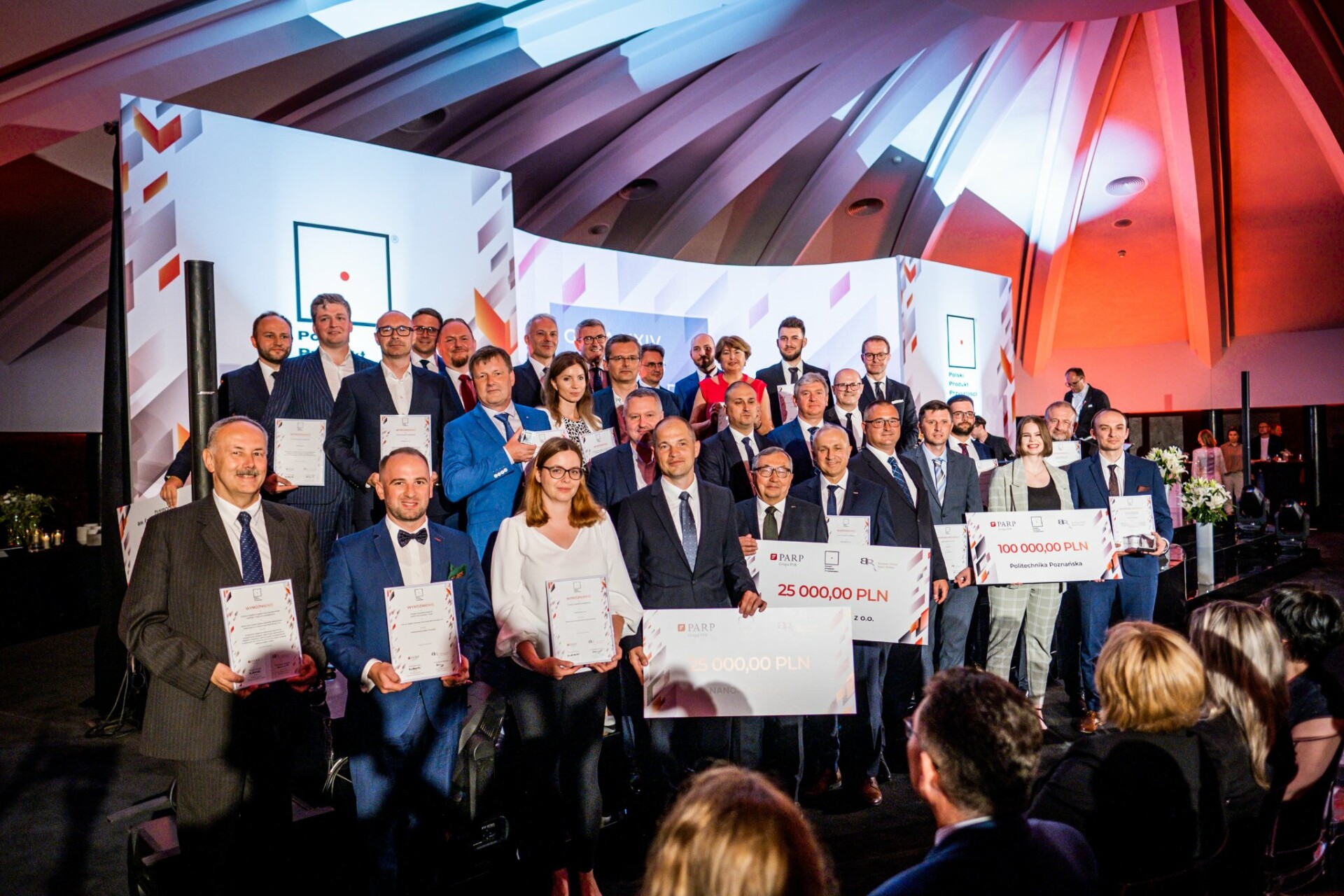 Wszyscy laureaci na scenie z nagrodami