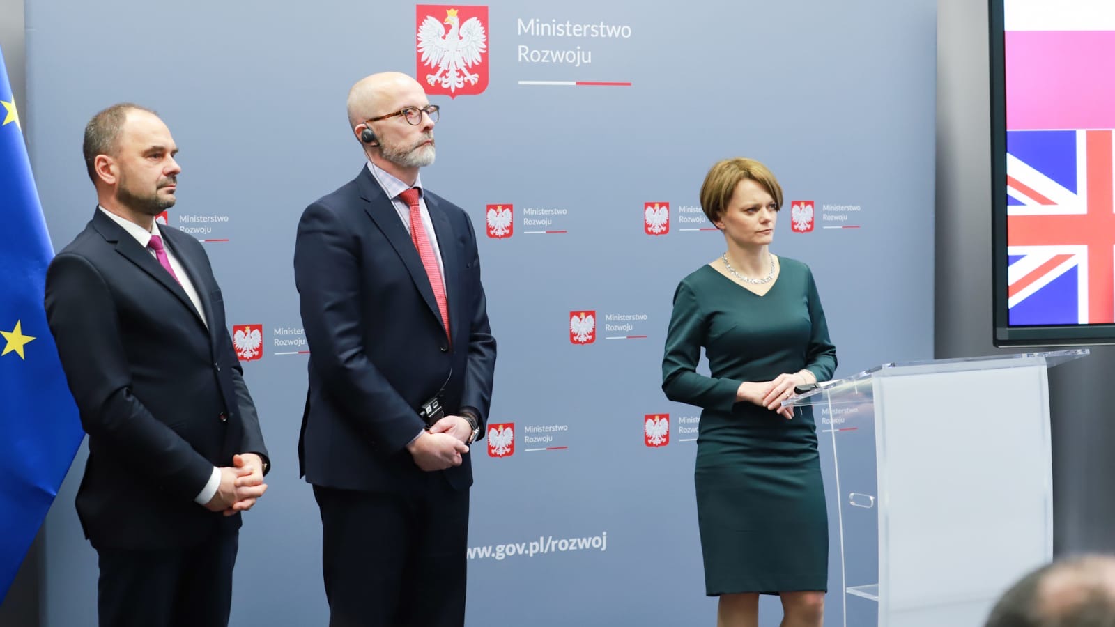 Minister rozwoju Jadwiga Emilewicz, ambasador Wielkiej Brytanii i Irlandii Północnej Jonathan Knott oraz wiceprezes Polskiej Agencji Rozwoju Przedsiębiorczości Adam Banaszak stojący na scenie Minister rozwoju Jadwiga Emilewicz, ambasador Wielkiej Brytanii i Irlandii Północnej Jonathan Knott oraz wiceprezes Polskiej Agencji Rozwoju Przedsiębiorczości Adam Banaszak stojący na scenie
