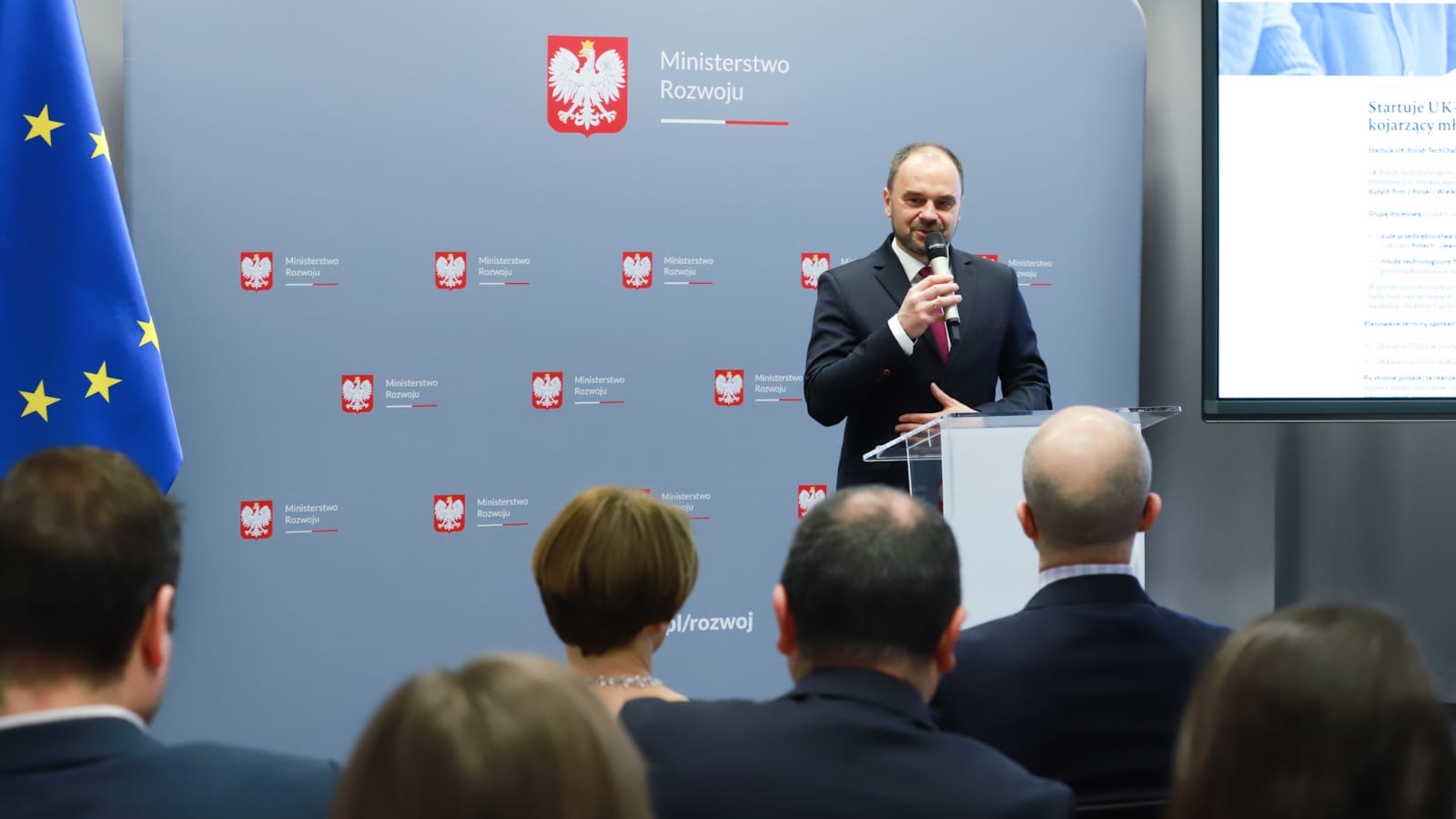 Wiceprezes PARP Adam Banaszak przemawia ze sceny Wiceprezes PARP Adam Banaszak przemawia ze sceny