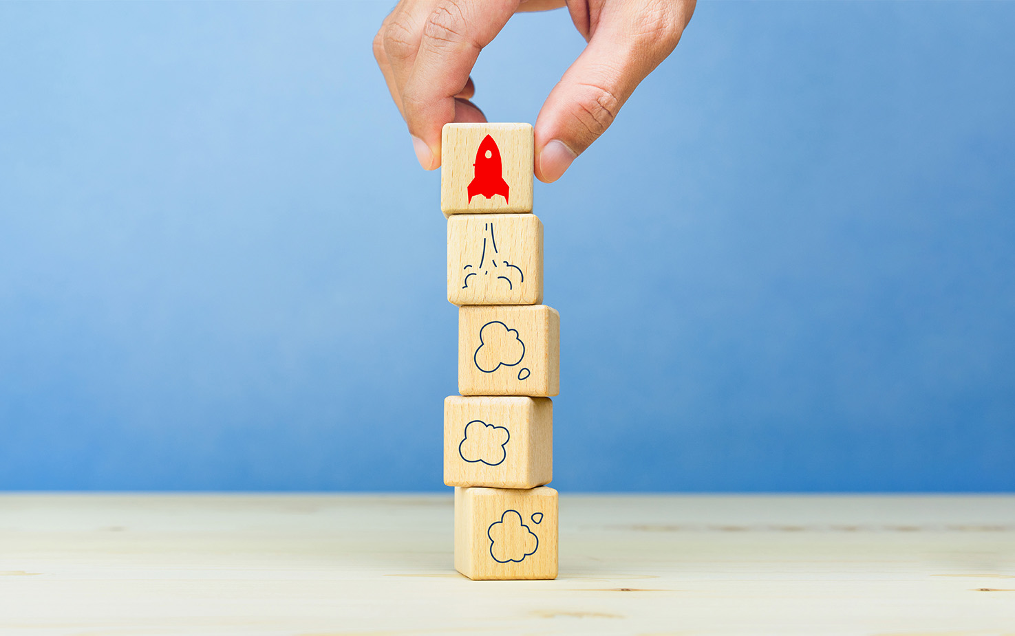 Klocki na niebieskim tle. 