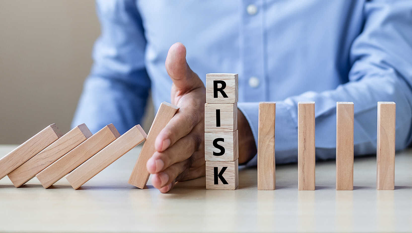 Ręka blokująca przewracające klocki