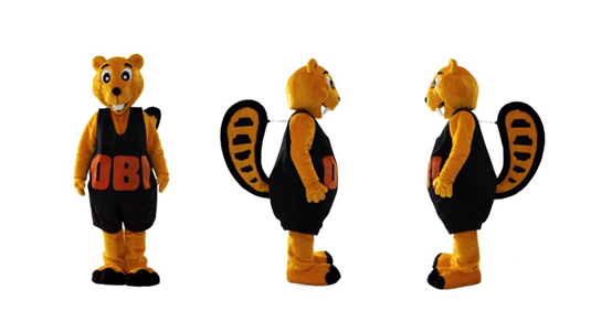 Widok na maskotkę przypominającą misia, która jest ubrana w czarną koszulkę z pomarańczowym napisem OBI. Widok przedstawia maskotkę od frontu oraz z prawego i lewego profilu. Maskotka ma ogon i pomarańczową sierść.