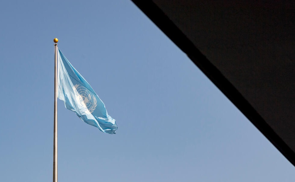 Flaga ONZ powiewa na tle nieba