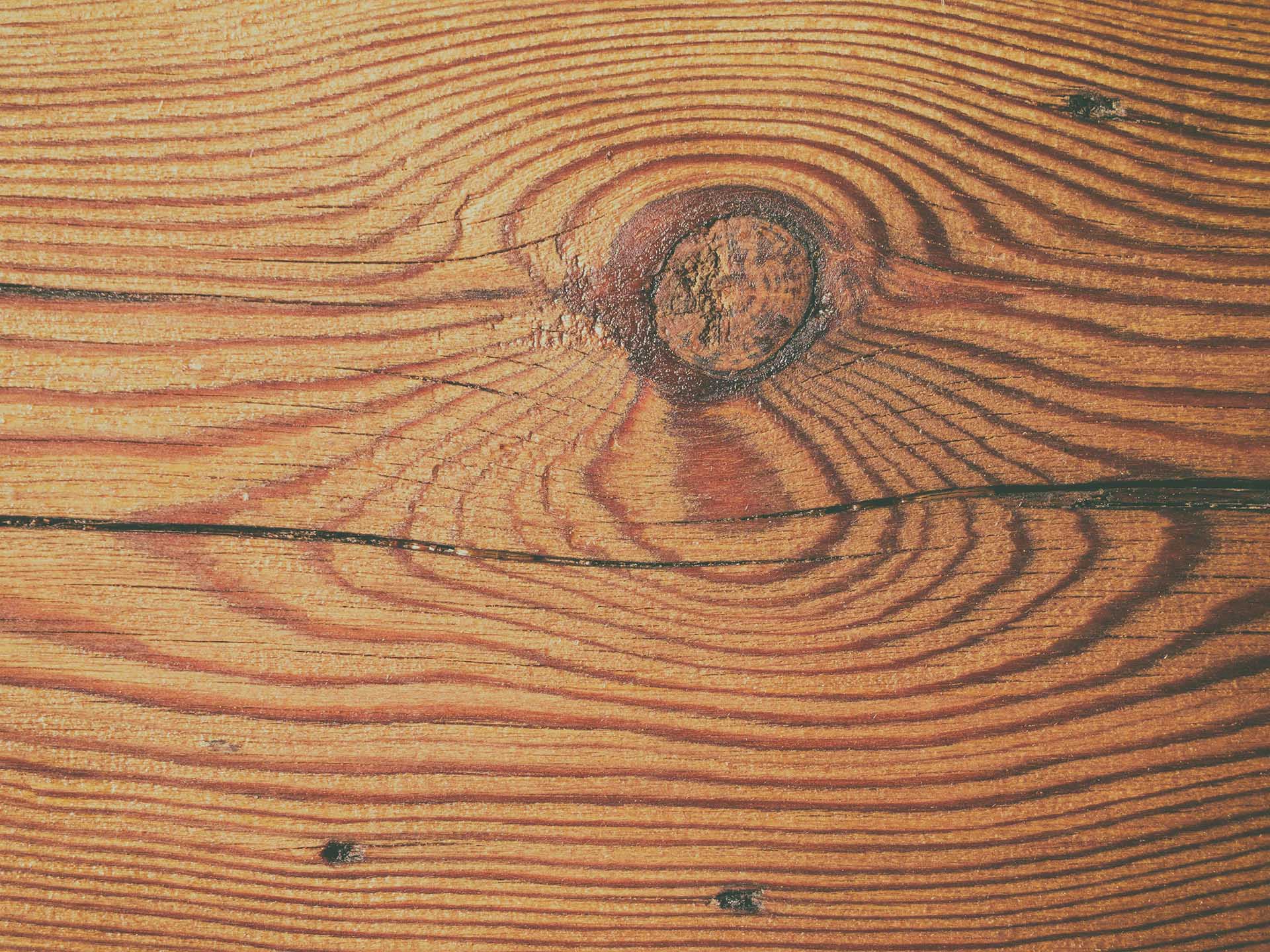 Zbliżenie na fragment drewnianej podłogi