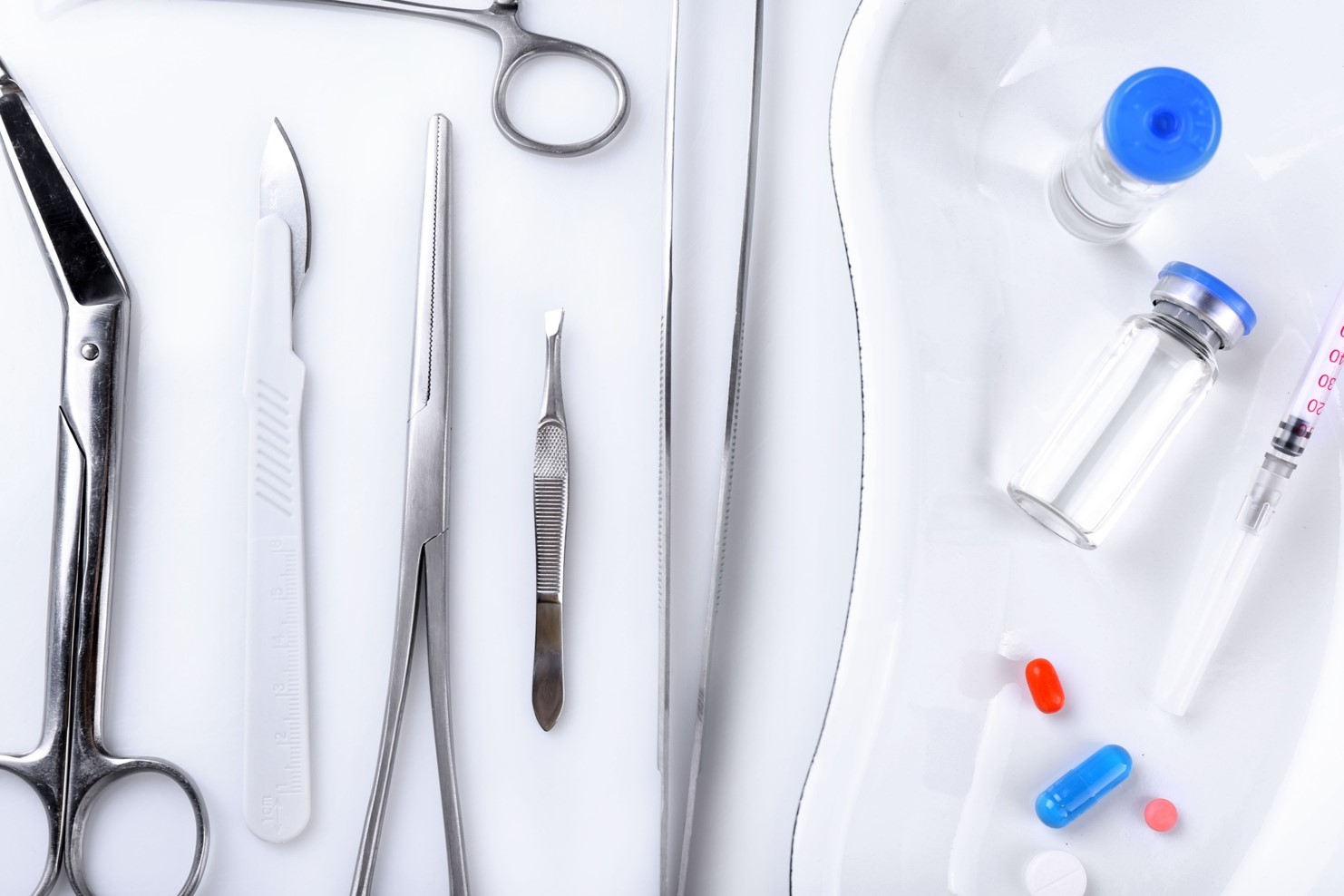 widok na narzędzia chirurgiczne: skalpele, pęsety, nożyce itd.