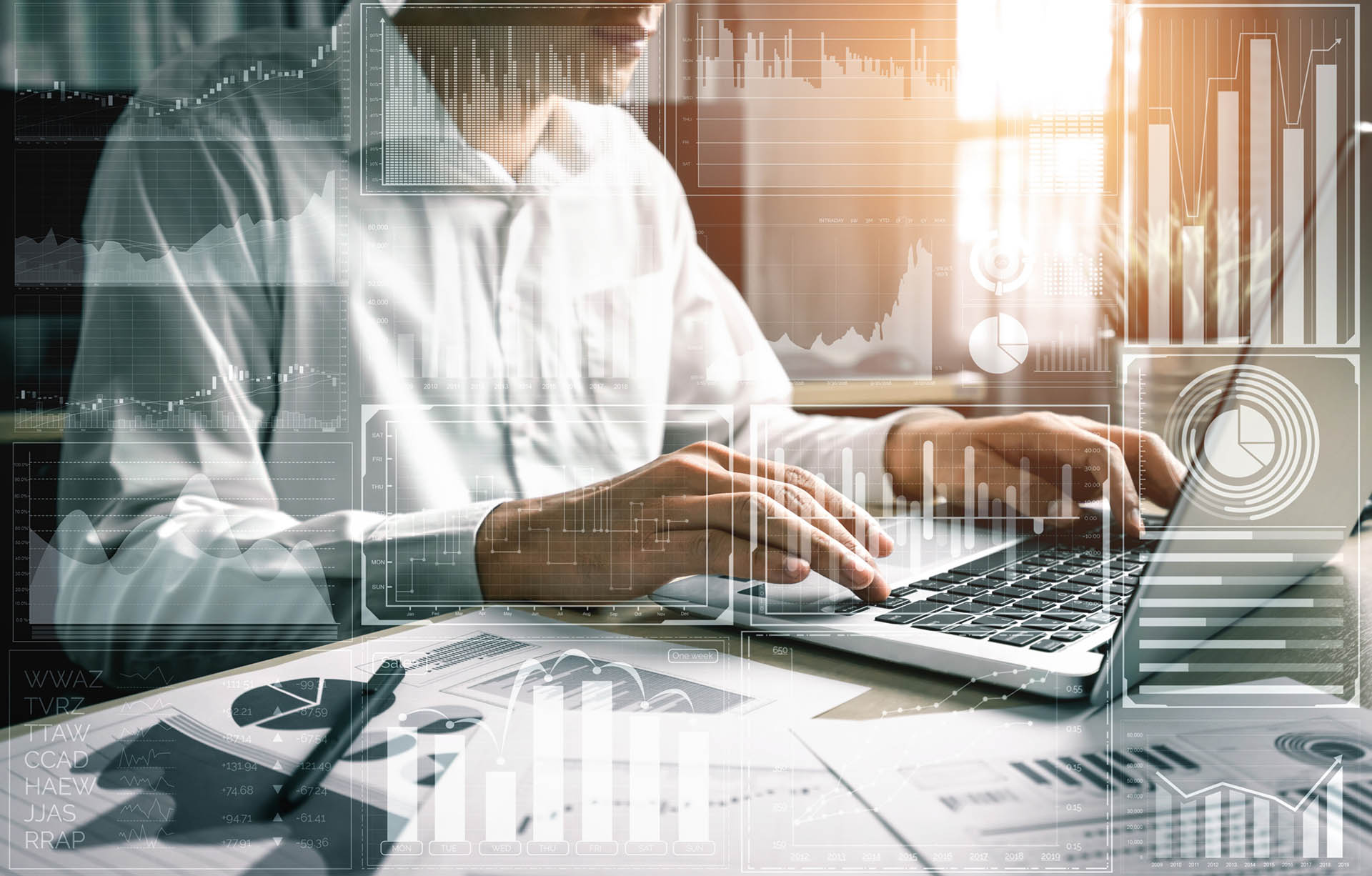 Zbliżenie na mężczyznę siedzącego przy biurku i pracującego na laptopie