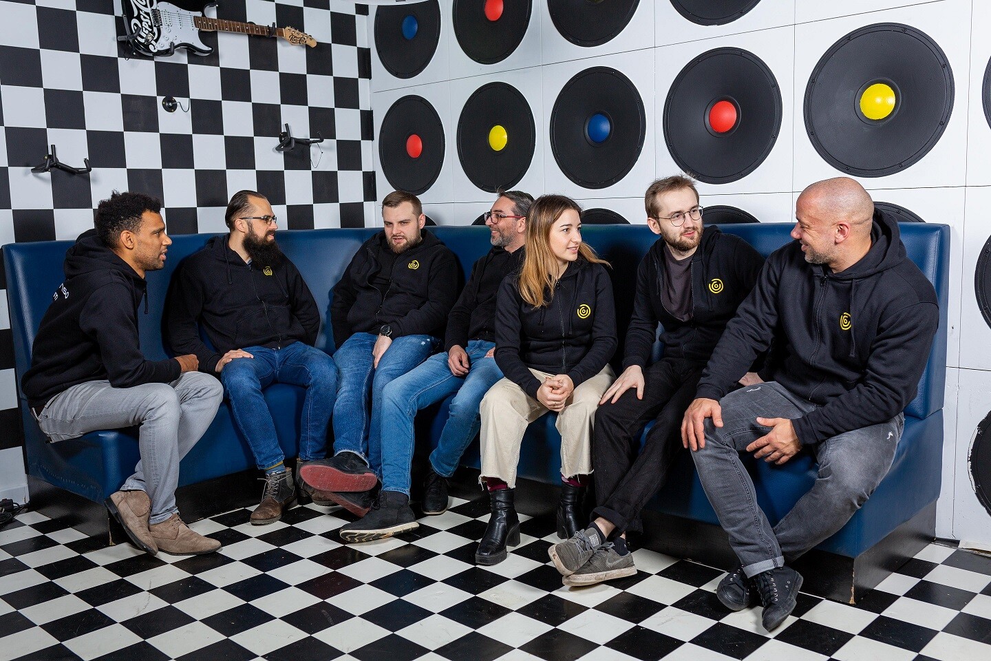 grupa młodych dorosłych siedzi na kanapie w biurze