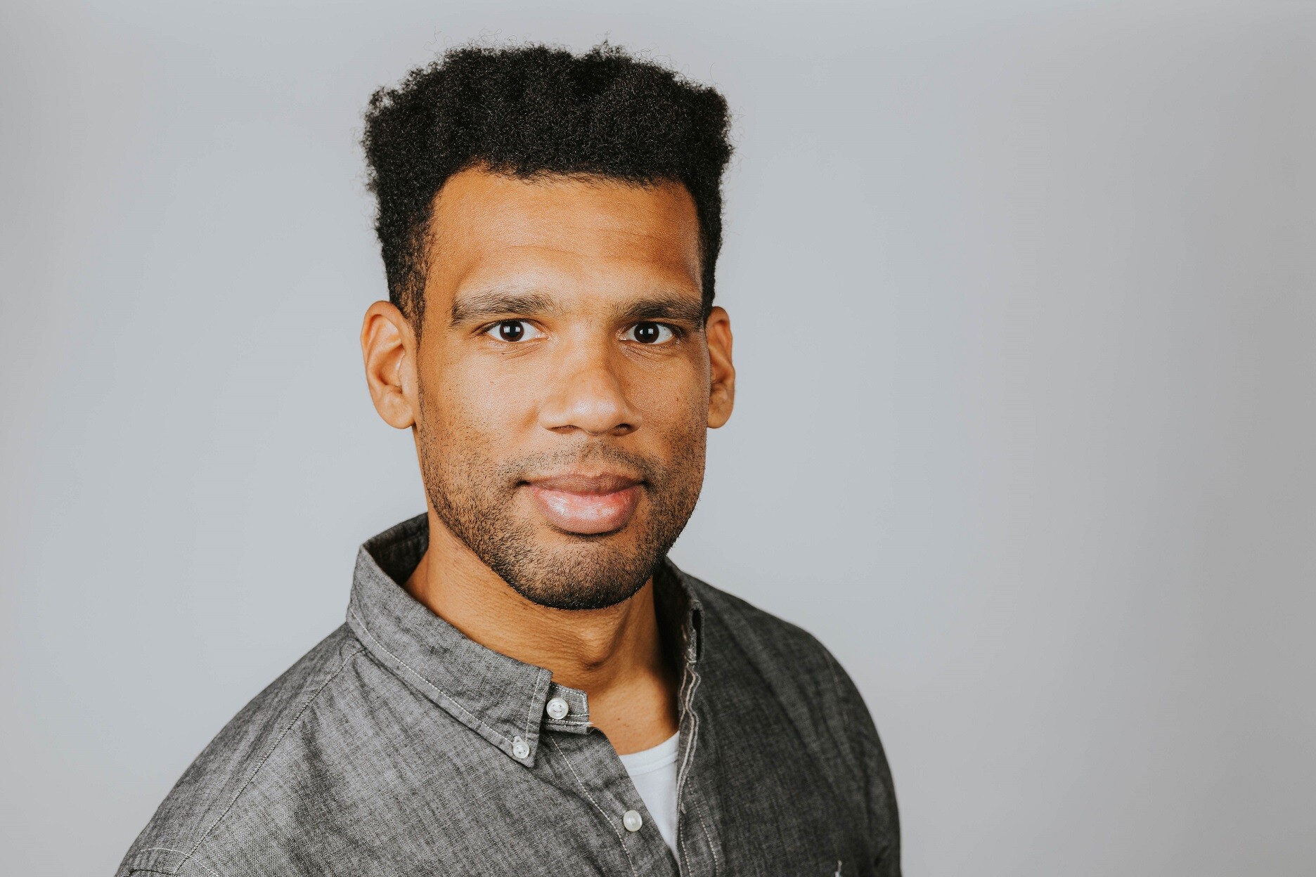 młody mężczyzna z czarnymi włosami, o ciemnym kolorze skóry