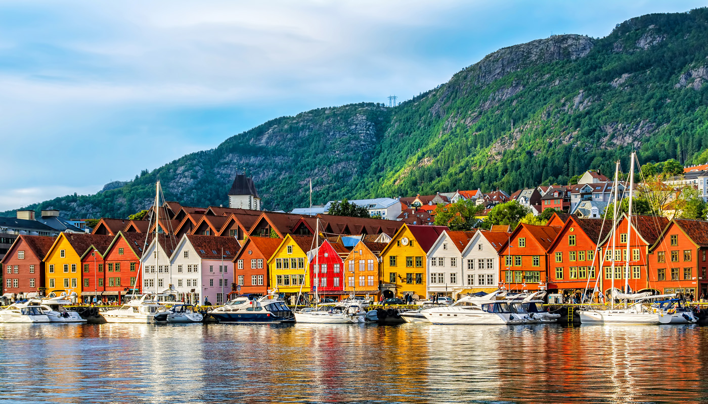 Widok na szereg domów ze szpiczastymi dachami przy nadmorskim bulwarze 