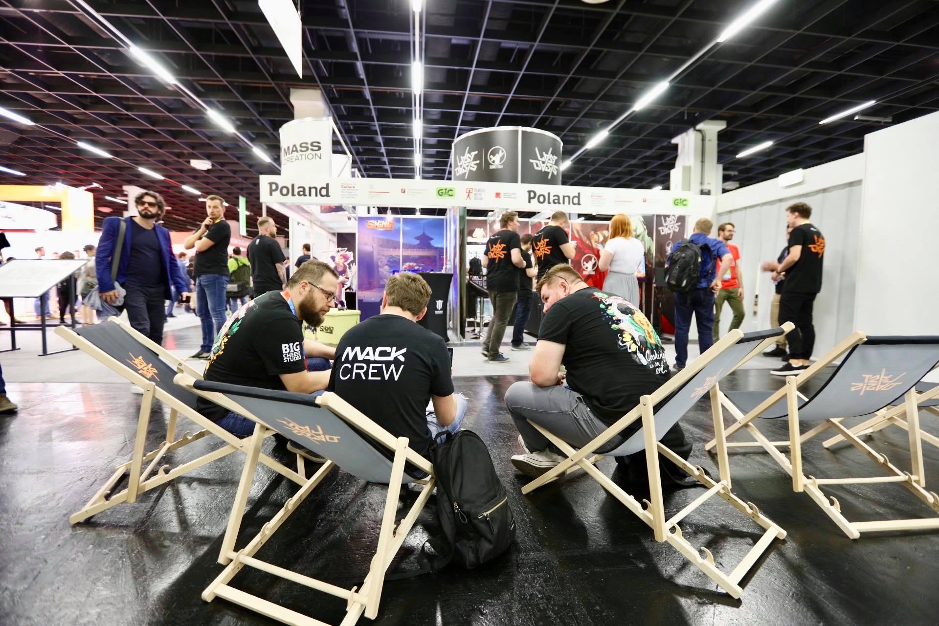 Widok na ludzi zgromadzonych przy stolikach w przestrzeni do spotkań podczas jednych z targów...