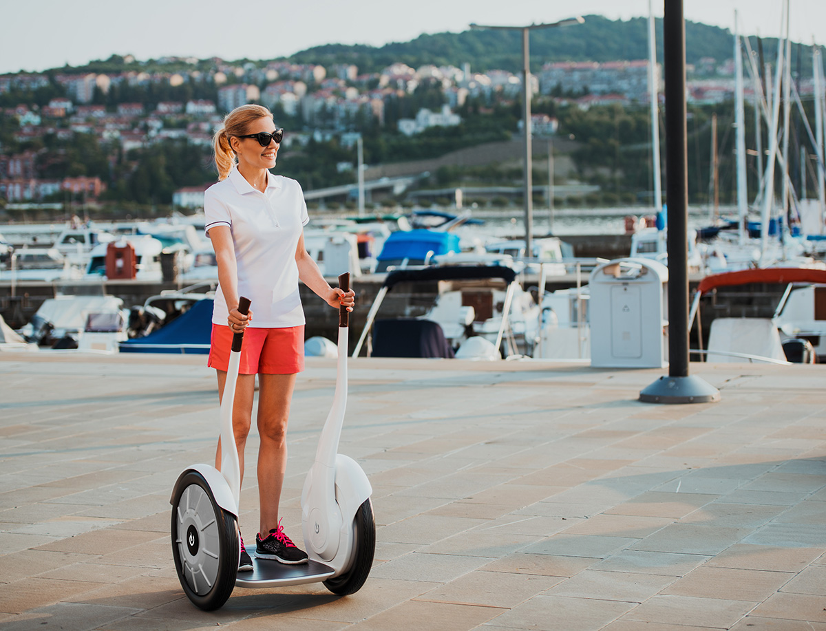 Kobieta korzystająca z pojazdu Torqway