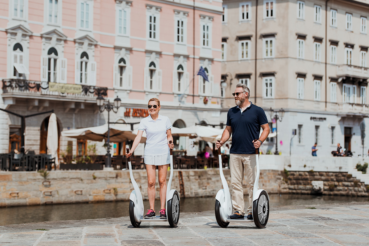 Mężczyzna i kobieta korzystający z pojazdu Torqway
