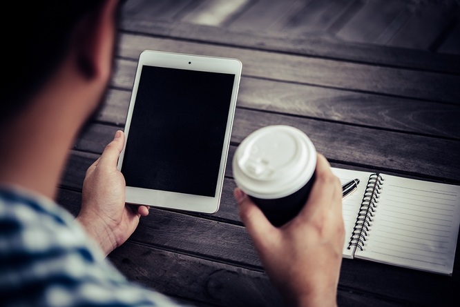 Mężczyzna korzysta z tableta