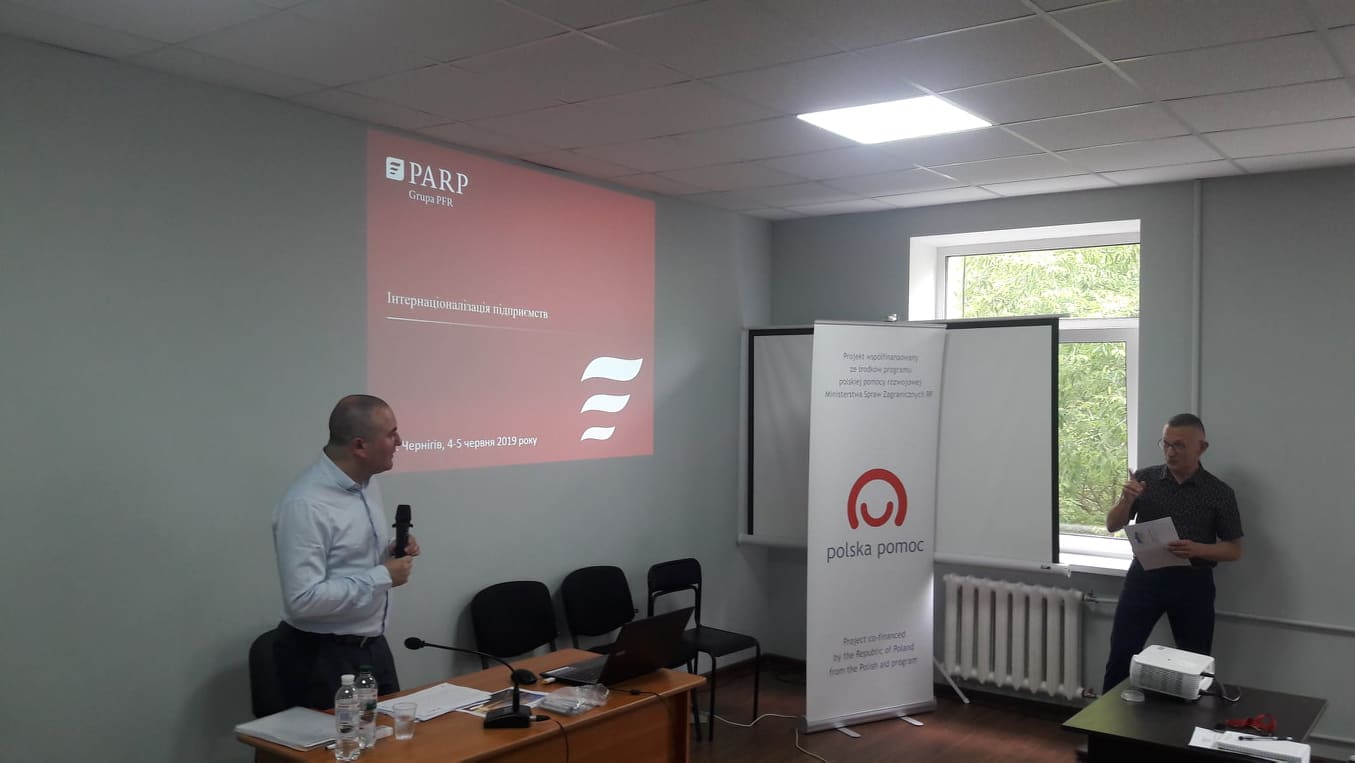 Dyrektor Departamentu Wsparcia Przedsiębiorczości PARP Michał Polański oraz radca ministra w Ministerstwie Inwestycji i Rozwoju Krzysztof Siwek prowadzą szkolenie na Ukrainie
