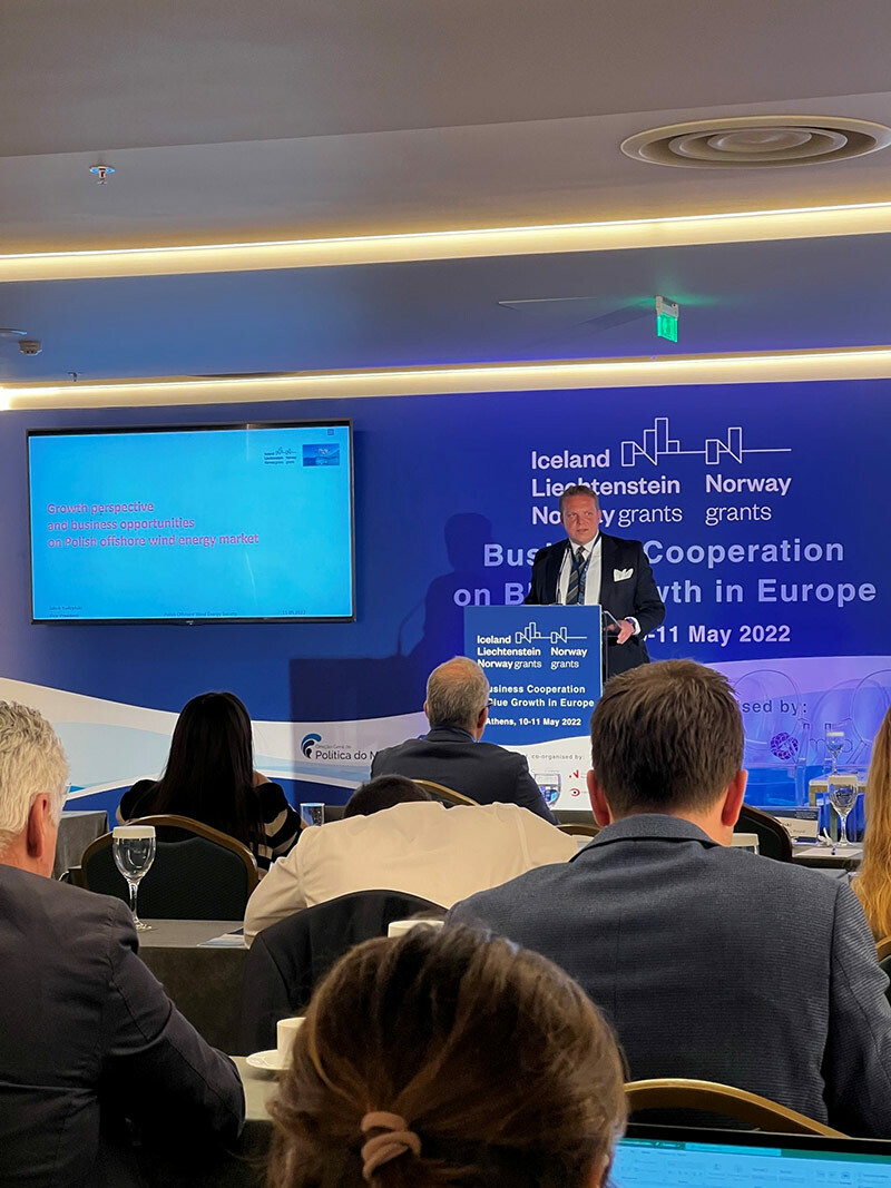 The photo shows the speaker Jakub Budzyński, who introduced the audience to the topic of Offshore Wind in Poland. You can also see the conference participants.