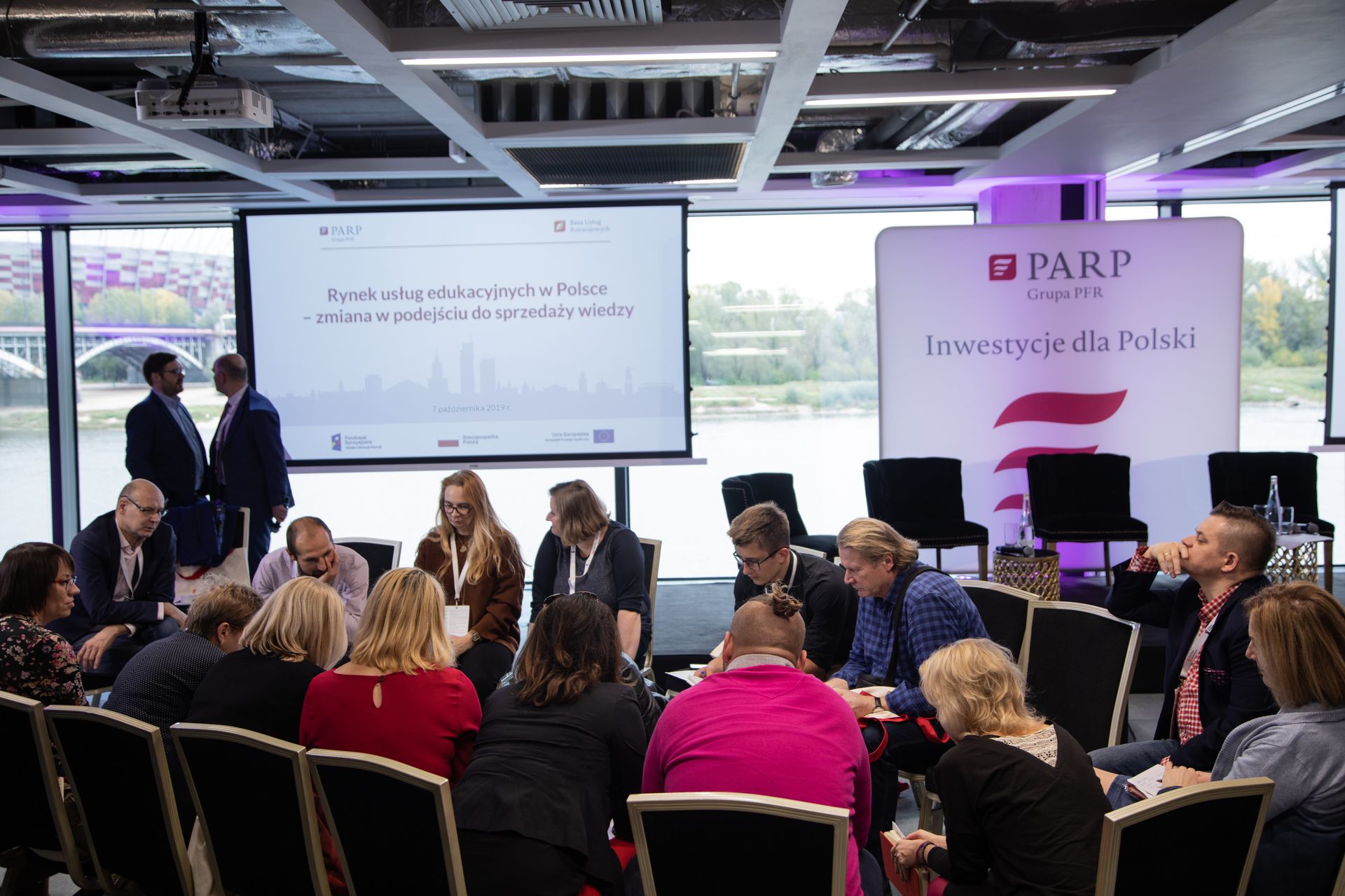 Uczestnicy konferencji siedzący na sali