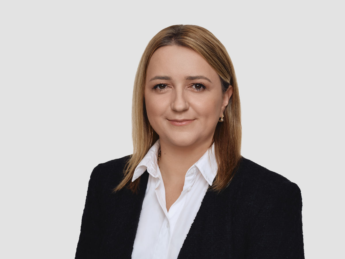 Zdjęcie kobiety Olgi Semeniuk-Patkowskiej wiceminister rozwoju i technologii w garniturze