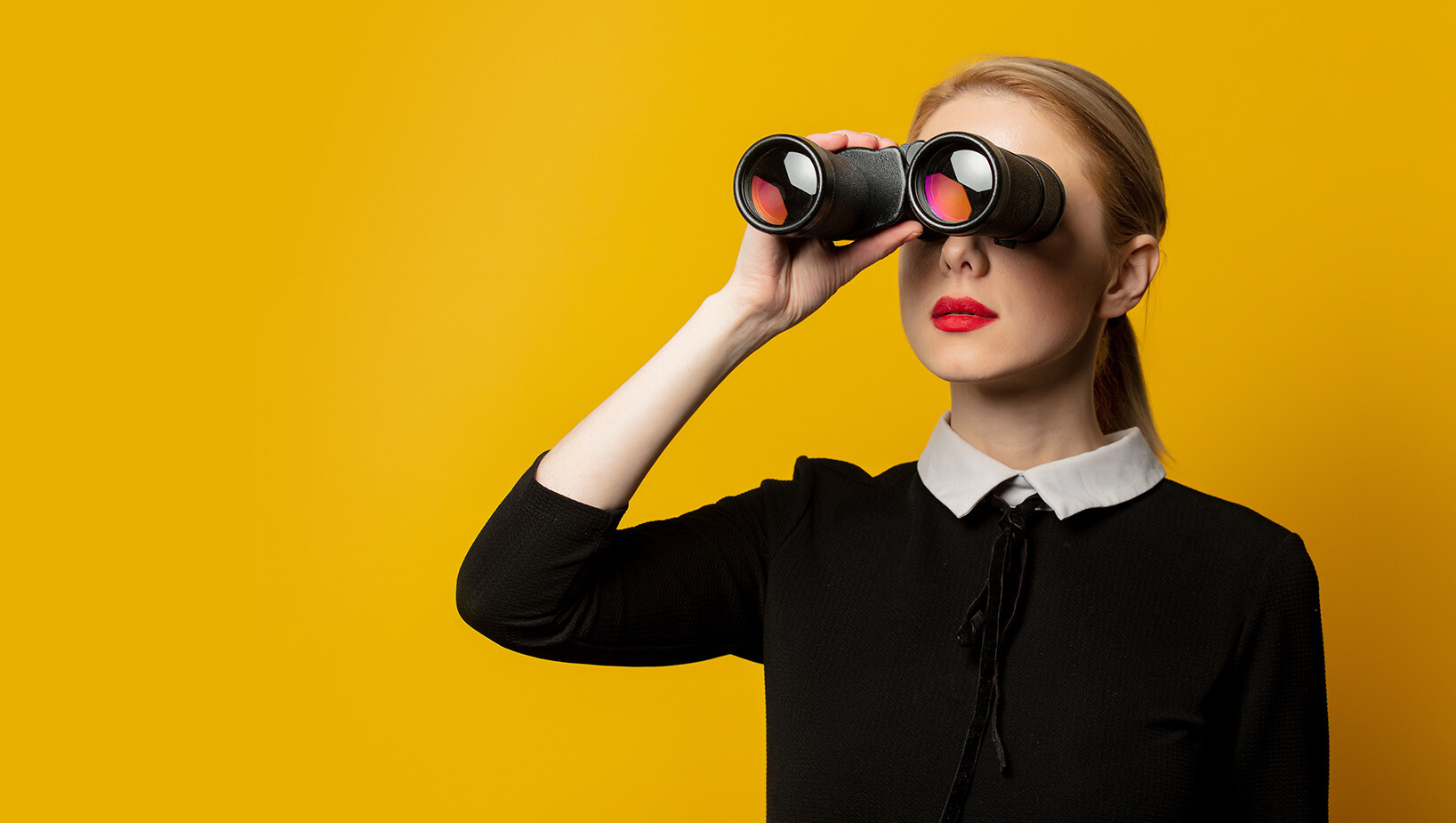 Kobieta z lorentką na żółtym tle