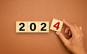 Neutralne tło. Rok 2024. 