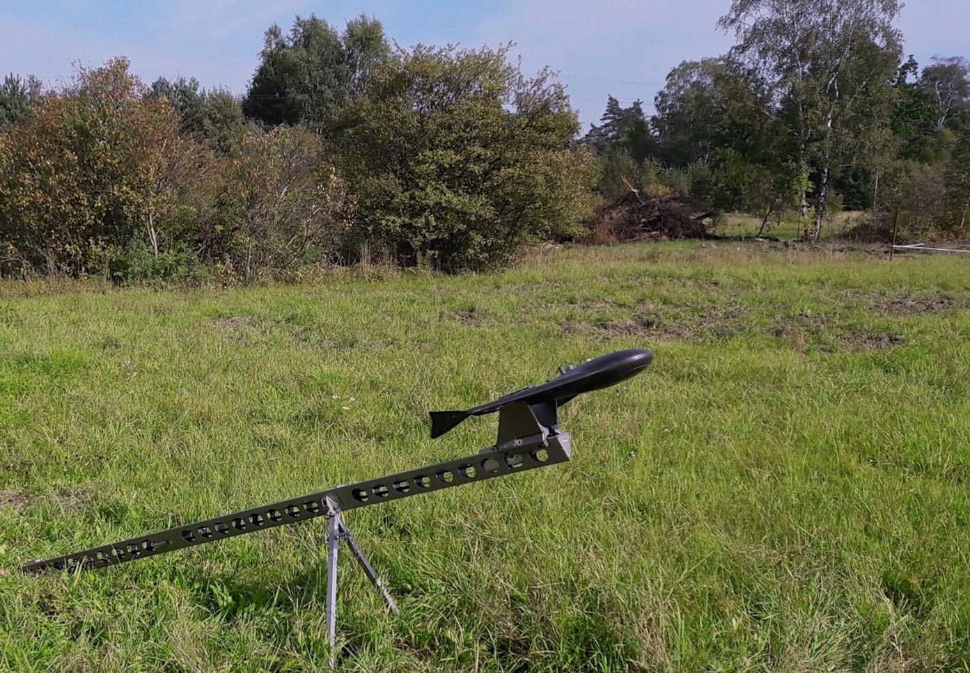 Widok małego samolotu zdalniesterowanego