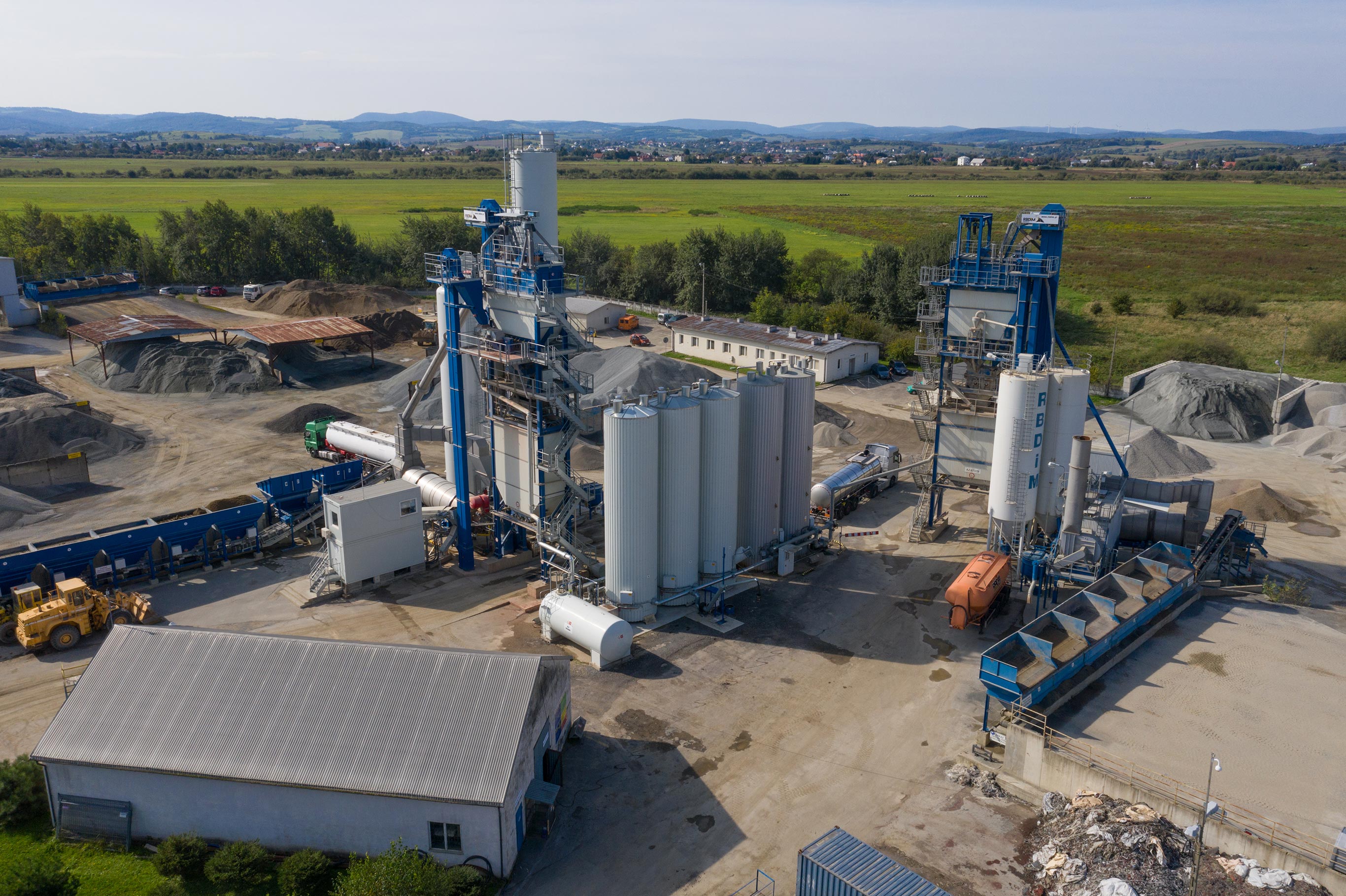 Budynki i silosy z lotu ptaka