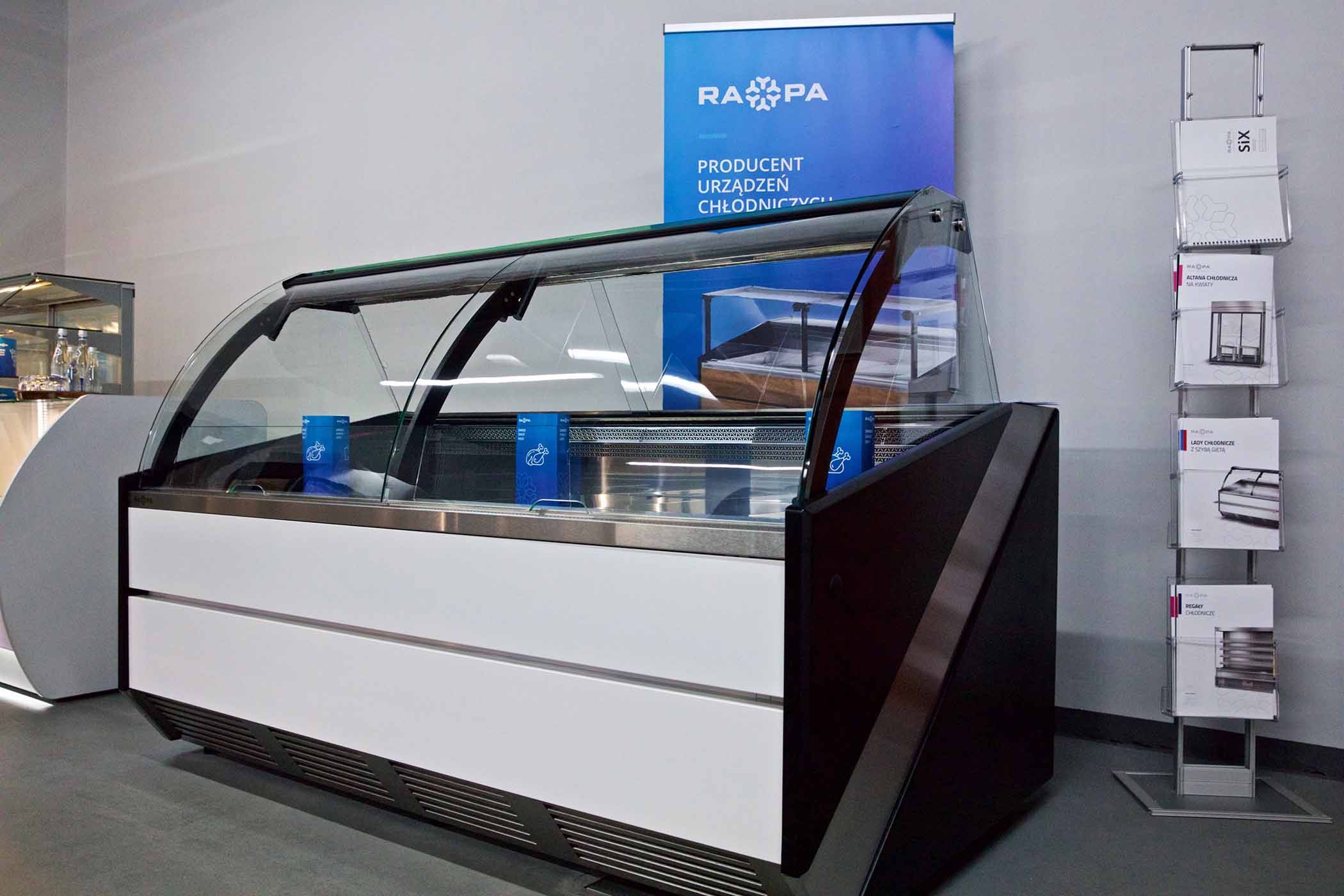 Zdjęcie nowej sklepowej lady chłodniczej na produkty spożywcze