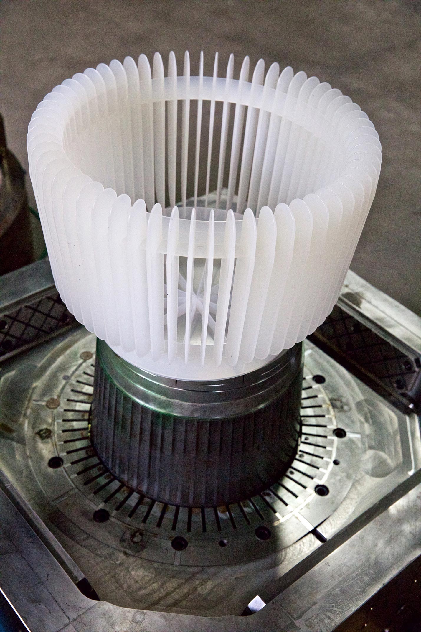 Widok białej ażurowej doniczni w trakcie produkcji