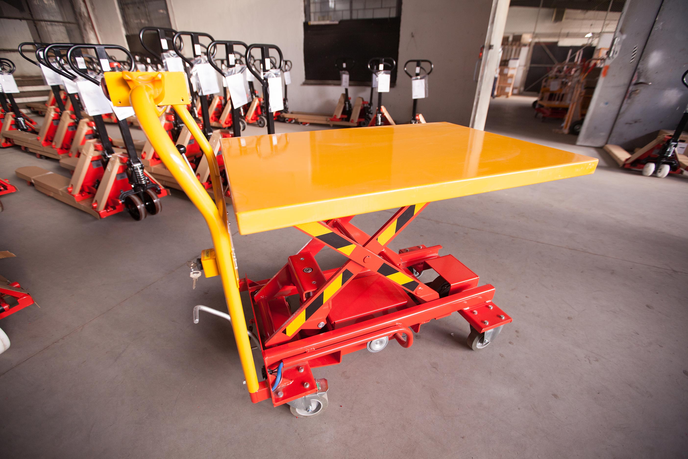 Wózek akumulatorowy z napędem