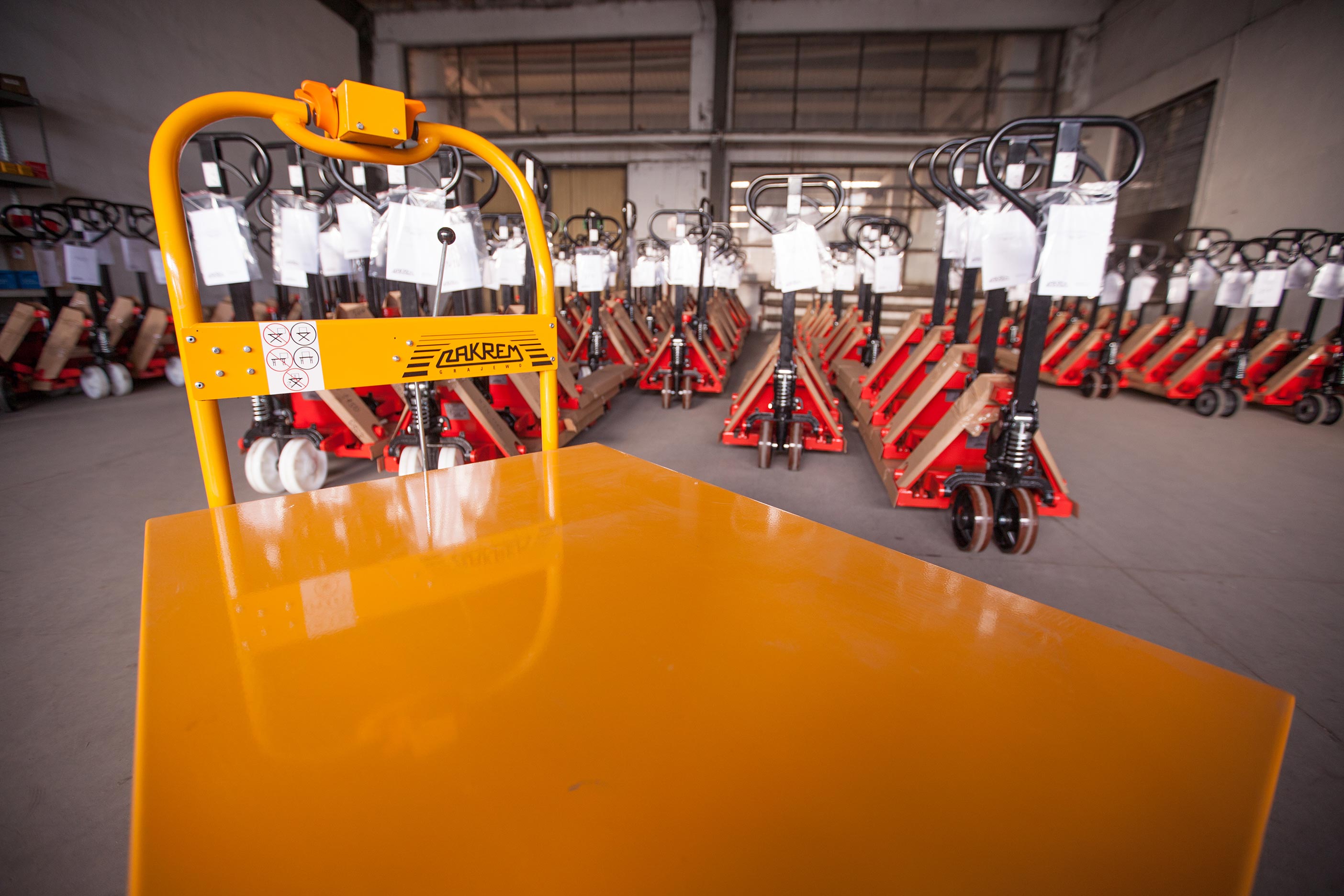 Zbliżenie na wózek akumulatorowy z napędem