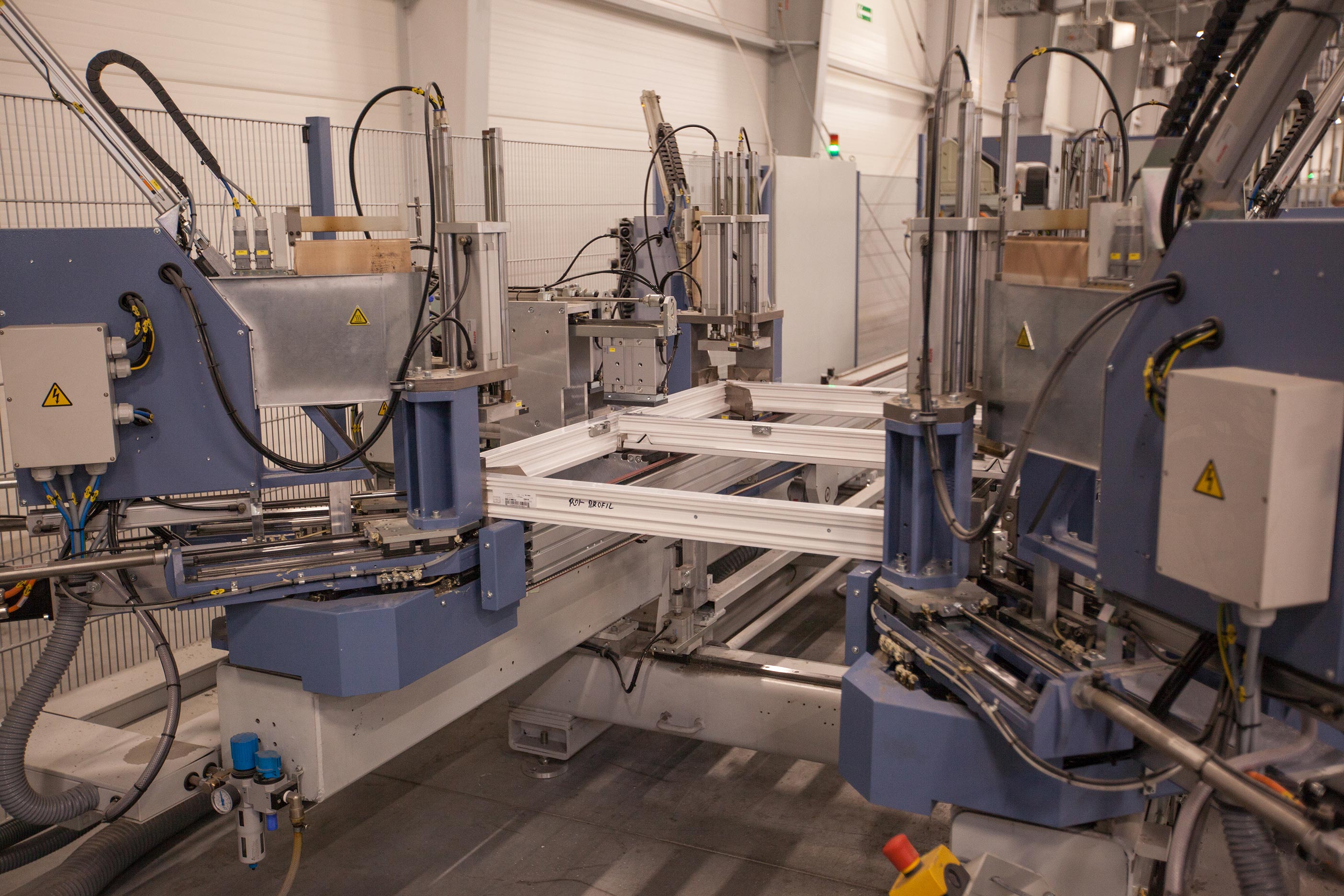 Hala produkcyjna, maszyny