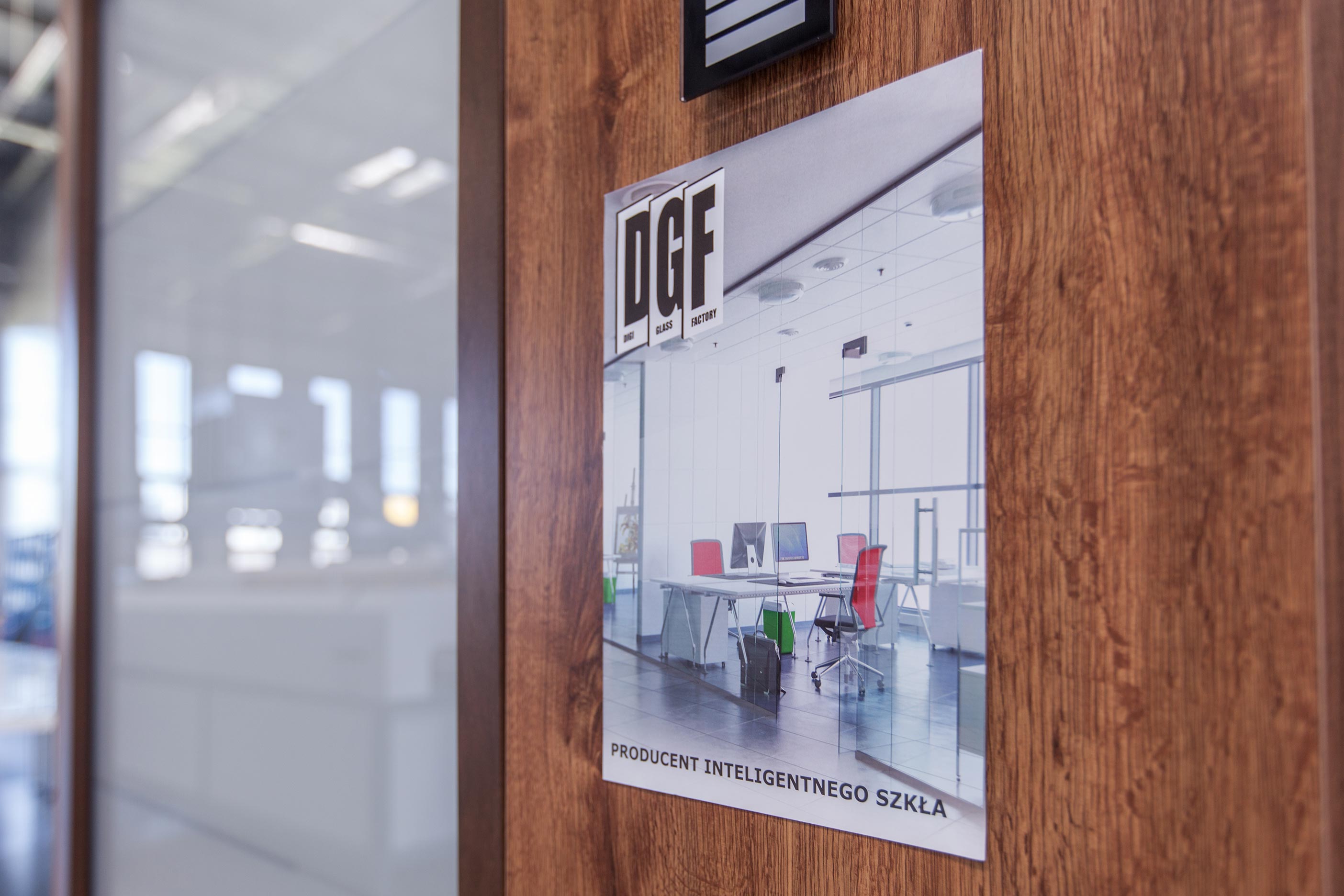 Zbliżenie szyby, ulotka informująca o produkcie