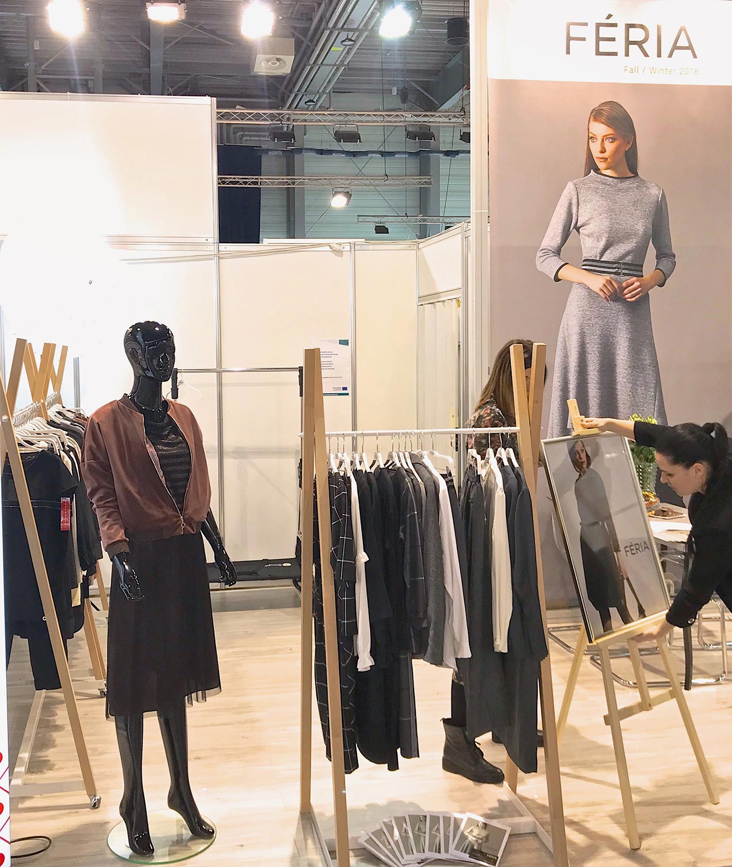 Widok soiska targowego z ubraniami