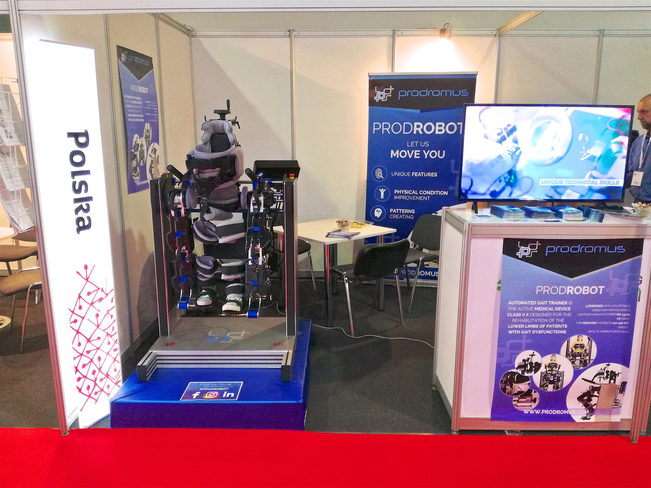 Robot rehabilitacyjny na stoisku targowym 