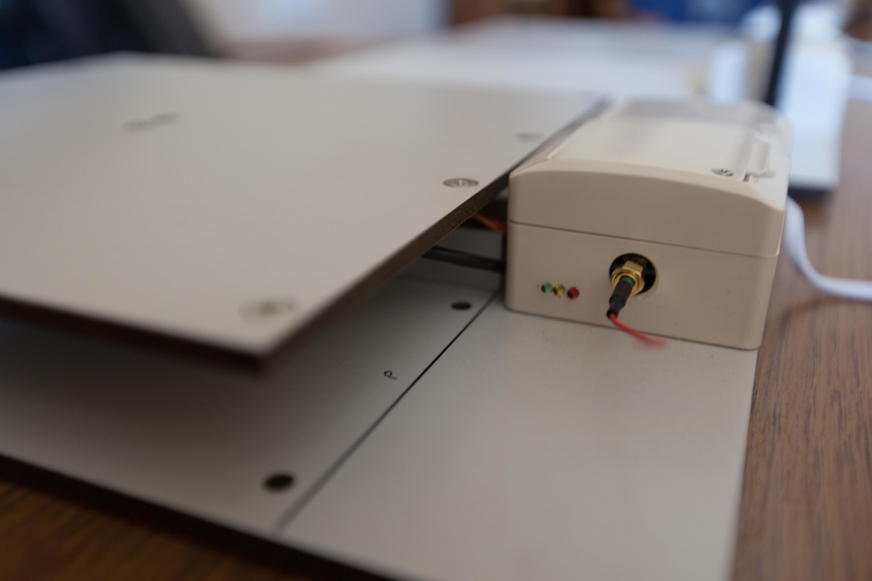 Widok urządzenia składającego się z dwóch płytek góra-dół oraz puszką typu gniazdo