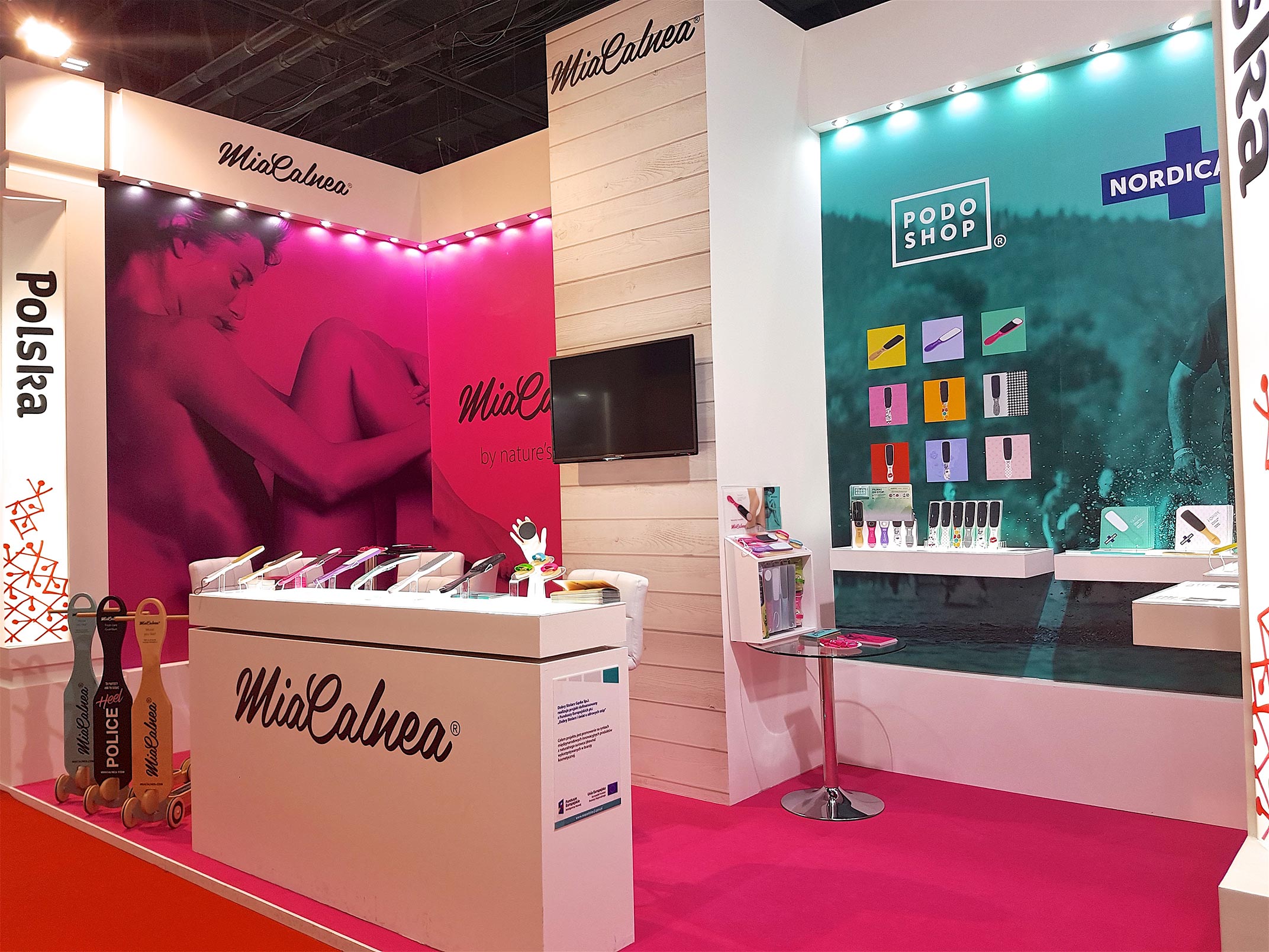 Widok stoiska targowego z produktami do pielęgnacji stóp