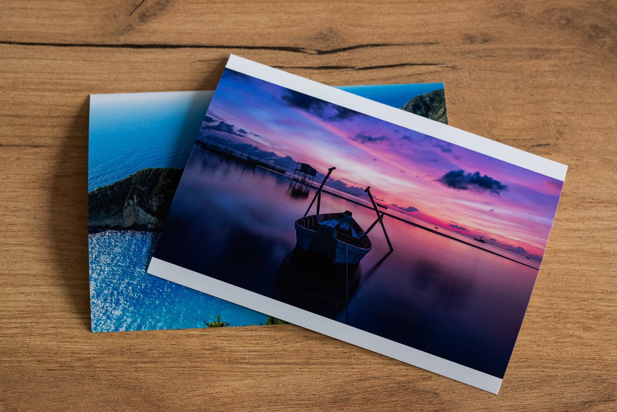 Dwa zdjęcia krajobrazów na blacie