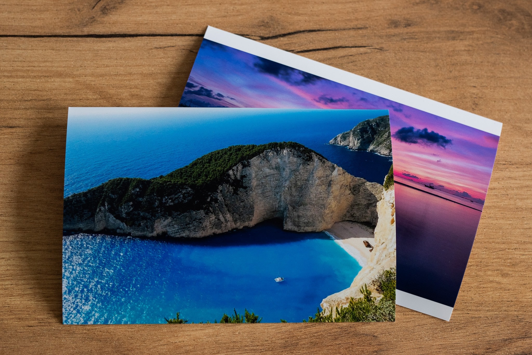 Dwa zdjęcia krajobrazów na blacie