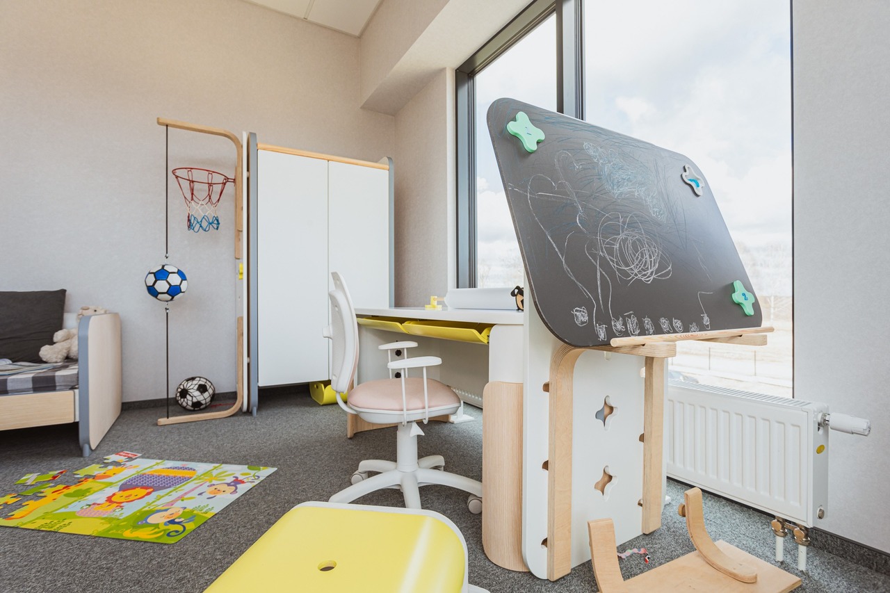 Pokój dzięcięcy z białaymi meblami