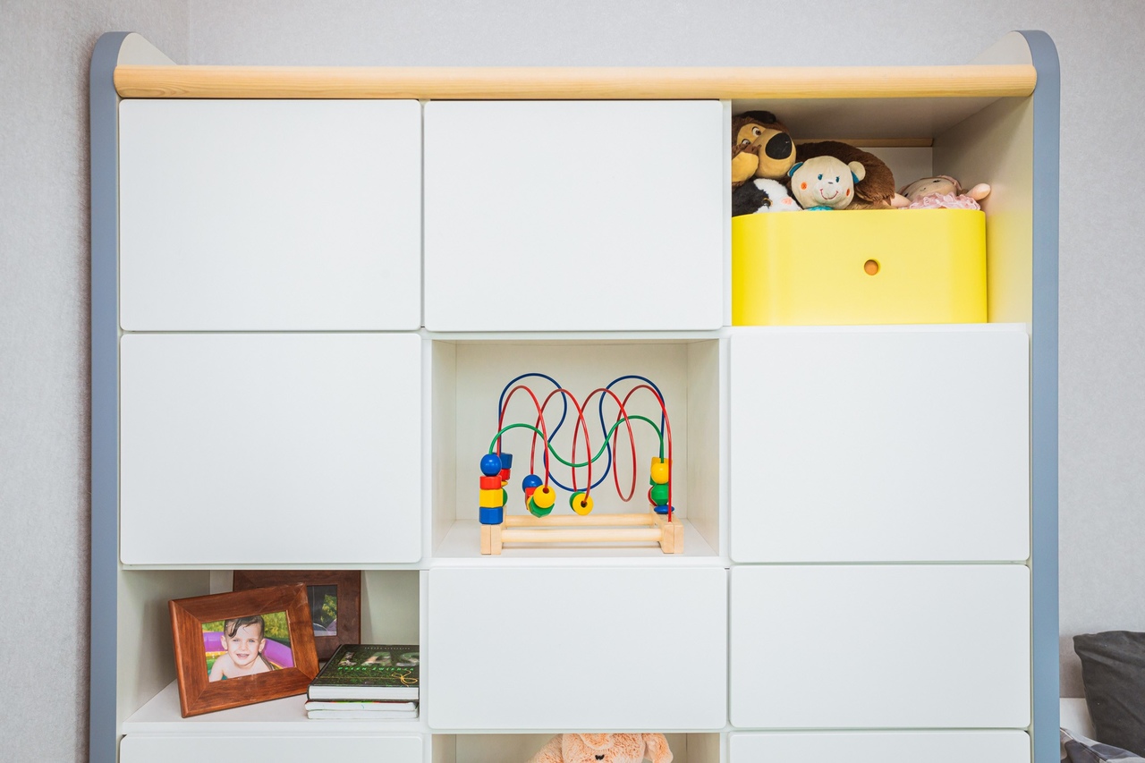 Biała komoda z zabawkami