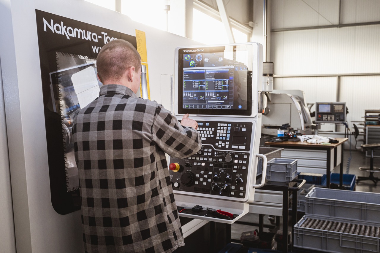 Mężczyzna obsługujący maszynę