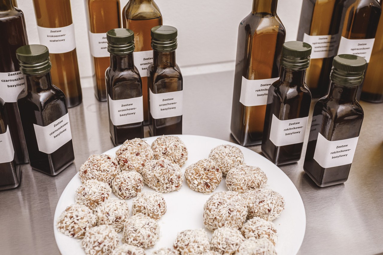 Broązowe buteleczki na stole, sfotografowane z góry