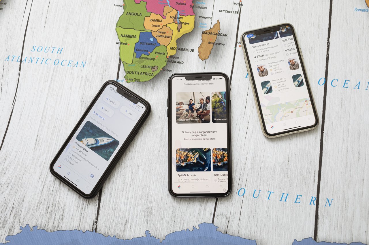 Trzy telefony leżą na mapie