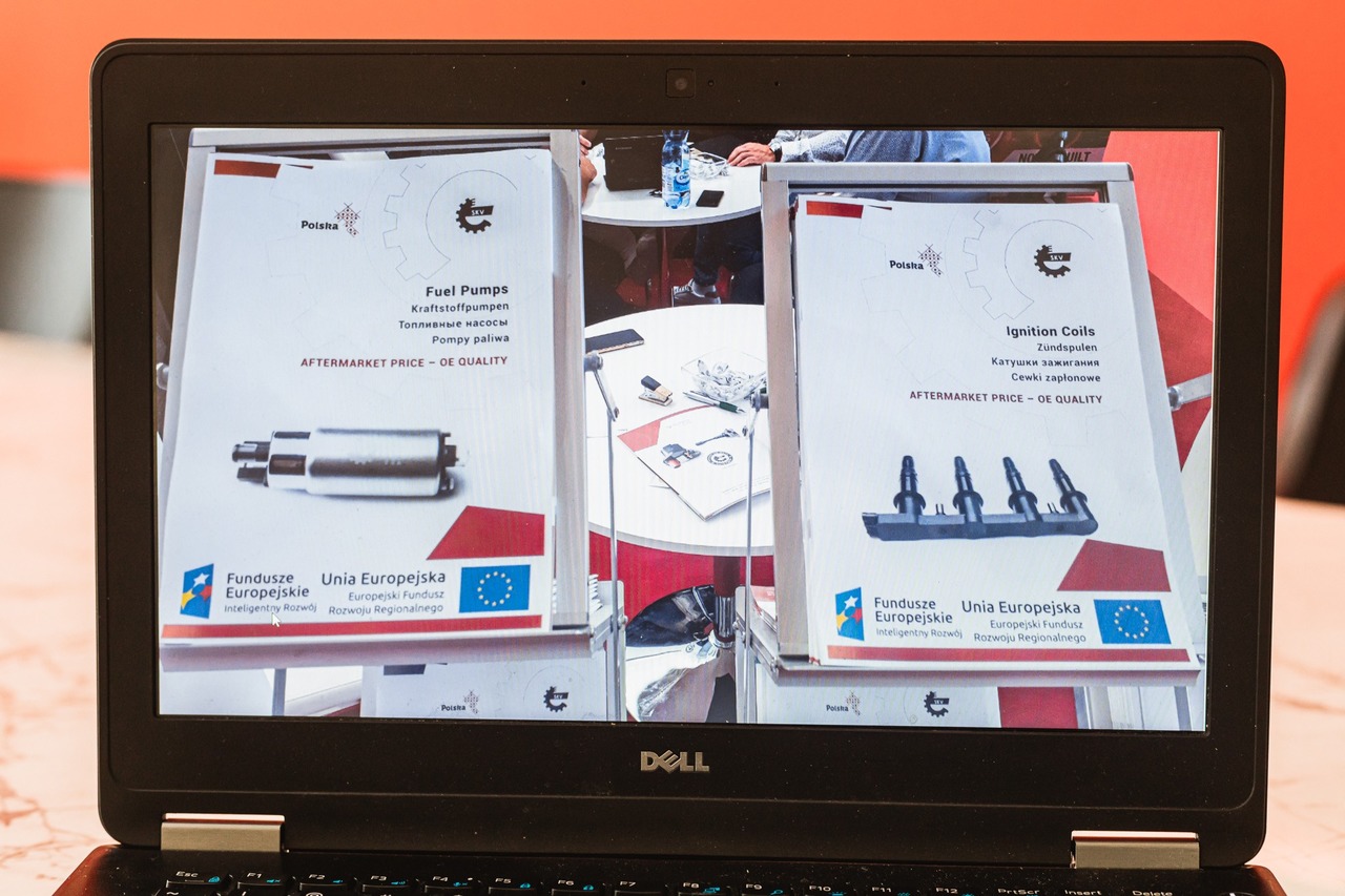 Otwarty laptop na stole