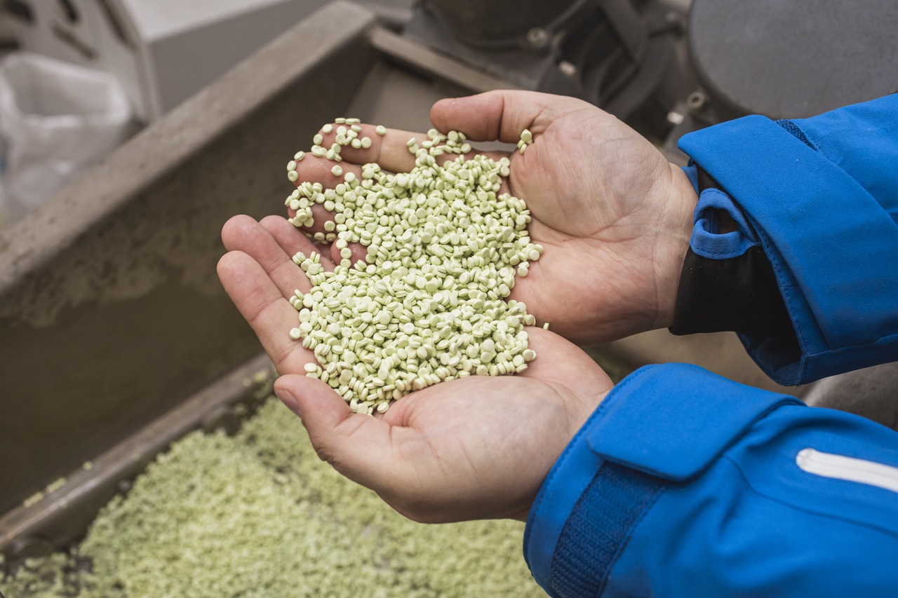 Granulat, który leży na rękach