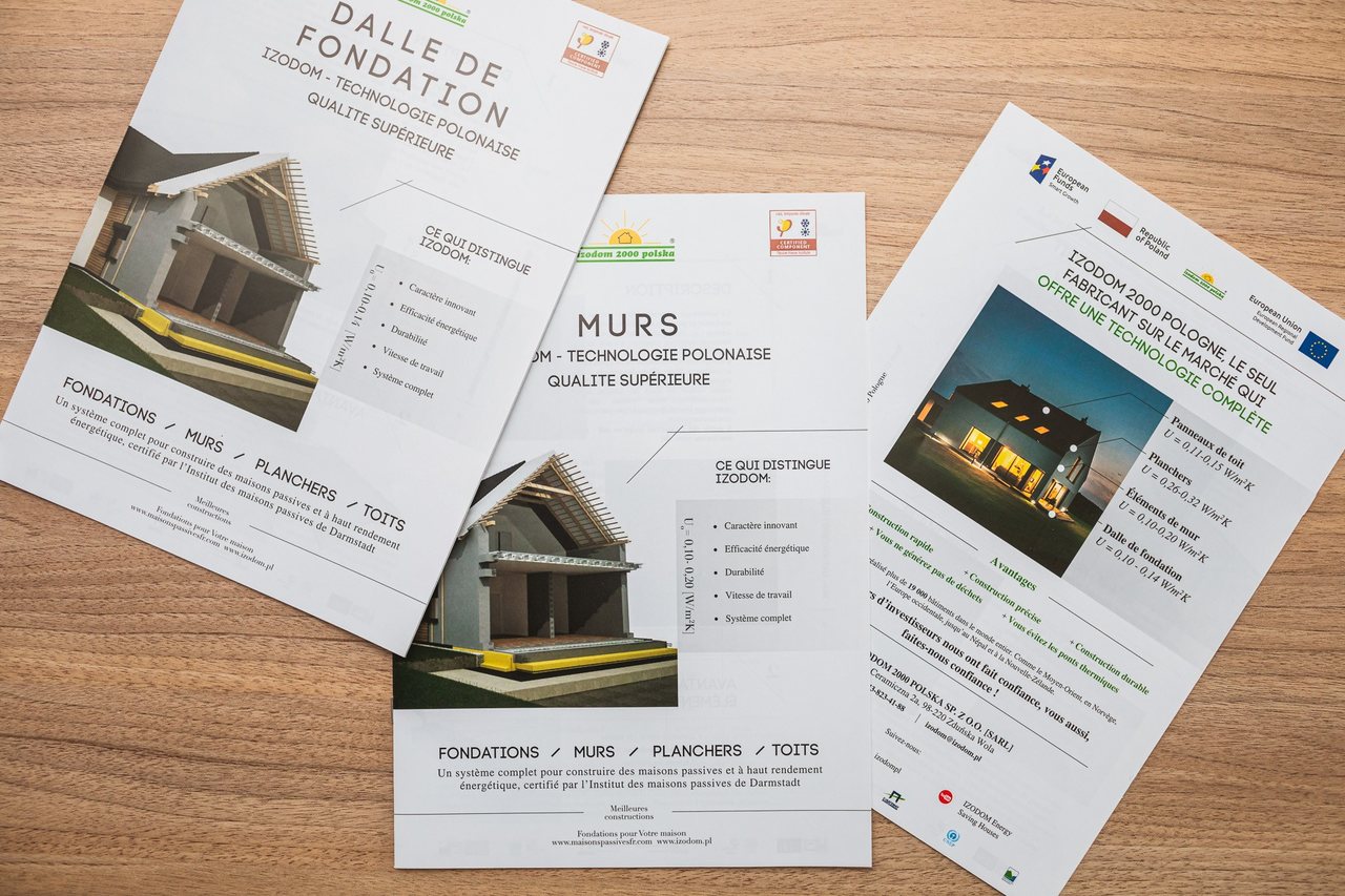 Katalogi firmy leżą na blacie